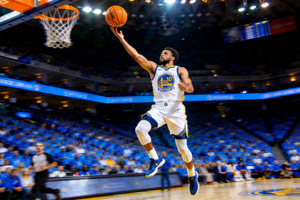 金州勇士队球员在NBA比赛中投篮瞬间