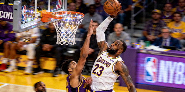 NBA季后赛激烈对抗，球员高高跃起扣篮瞬间
