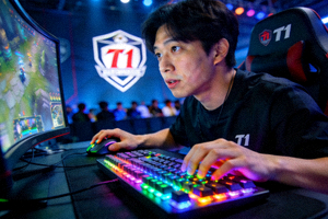 T1电竞战队选手在比赛中专注操作键盘鼠标